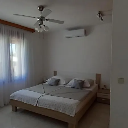 Latin * Peruški