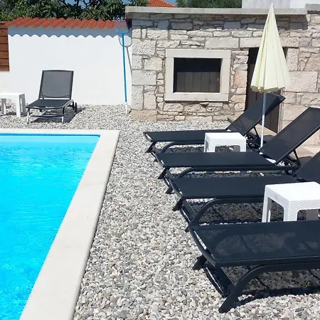 Latin Hébergement de vacances Peruški