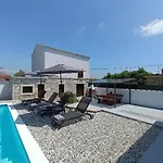 Latin * Peruški